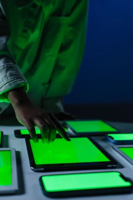 Un espace de travail contemporain présentant un ordinateur portable, une tablette et des smartphones, parfait pour les usages tech et freelance.